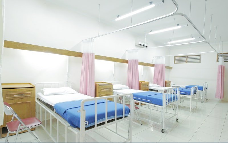 hospital com cortinas rosas representando serviço de saúde e receita médica azul