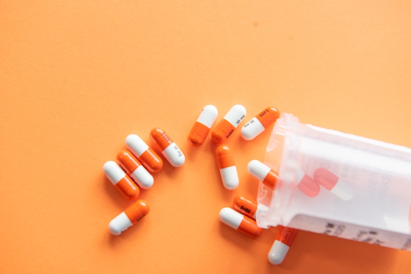 comprimidos e cápsulas coloridas representando diferentes tipos de receita médica
